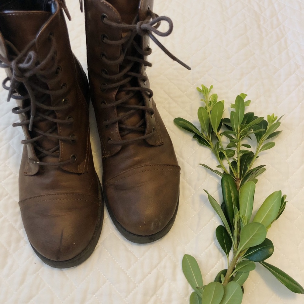 Women’s brown hiking boots! 🌿